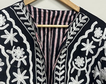 黒と白のスザニ刺繍ジャケット、冬用ジャケットコート、スザニショート