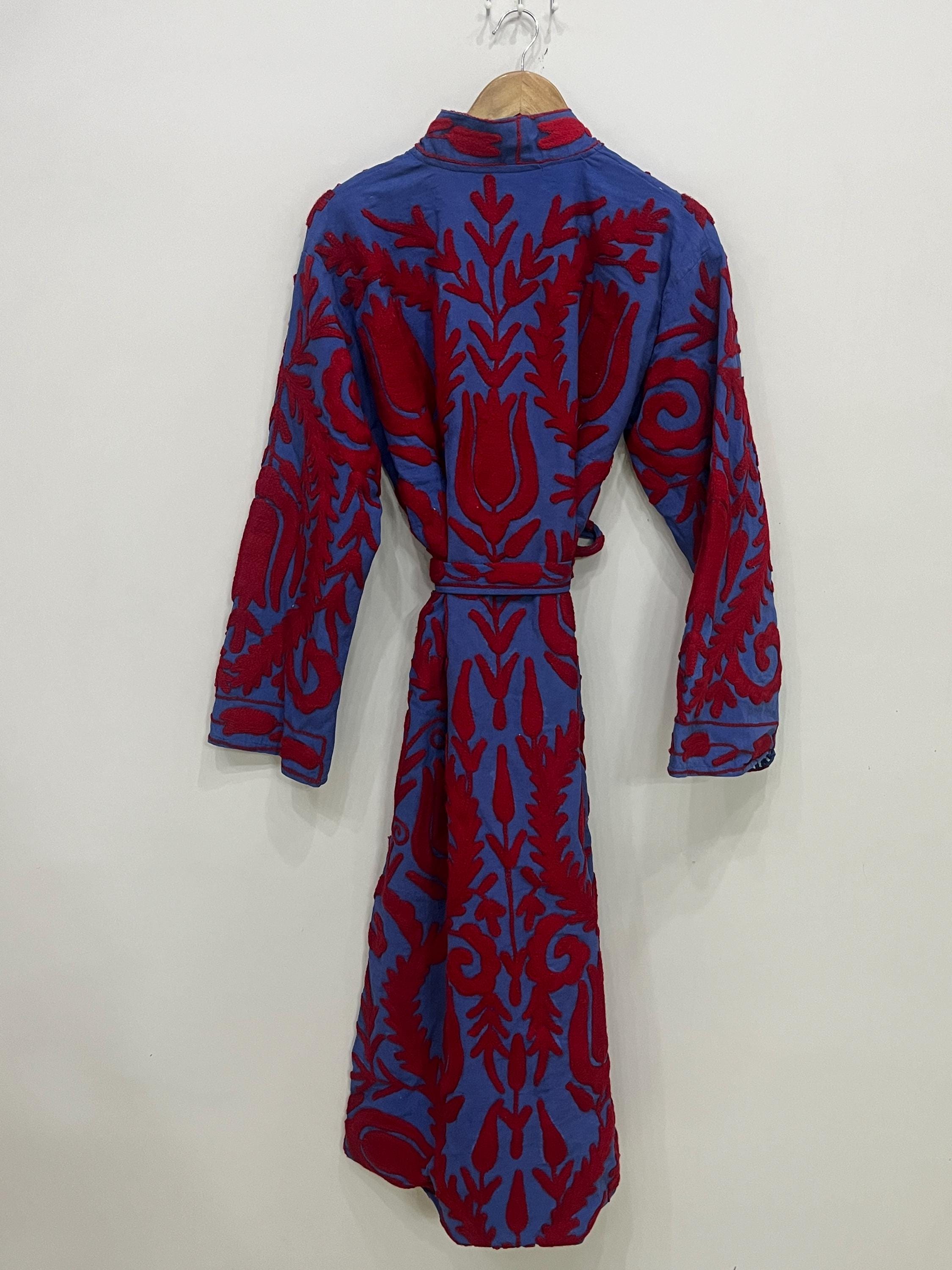 ダークブルーのスザニロングジャケット、レッドカラーの刺繍入りロング