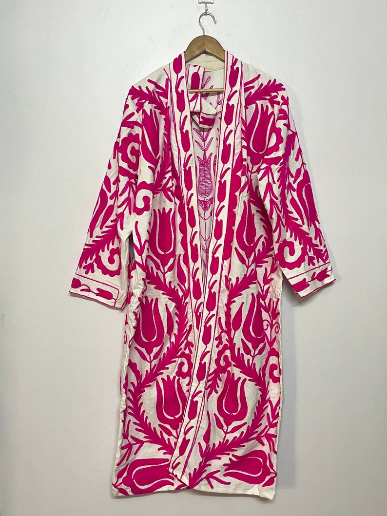 Kimono Suzani de algodón bordado en rosa, chaqueta larga tipo kimono bordada a mano, chaqueta de invierno para mujer, kimono de trabajo Suzani con cinturón. imagen 1