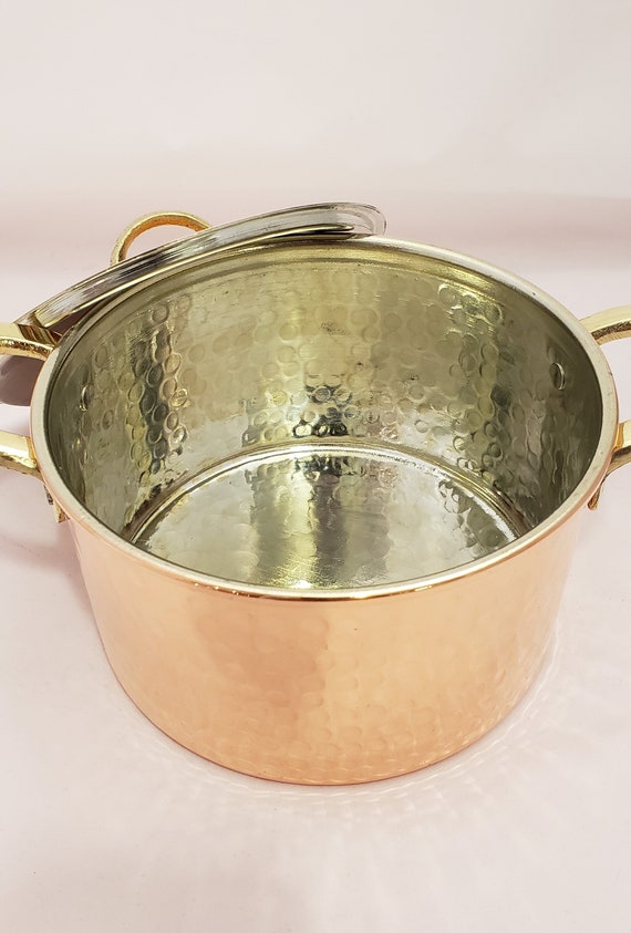 Olla de arcilla tradicional hecha a mano sobre un fondo transparente