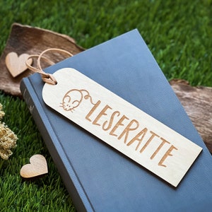 Klaar om te zeggen | Houten boekenlegger met leren band “Bookworm” | Houten bladwijzer | Cadeaus voor boekenliefhebbers | Cadeau boekenwurm