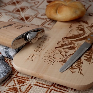 Knife board hiking motif &quot;The mountain is calling!&quot; · Snack board · Snack board with knife · Wooden board with knife · Gift for hikers