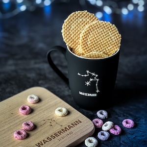 Spruchreif | Soft-touch mug with double-sided engraving constellation | Gift idea zodiac sign | Constellation Aquarius