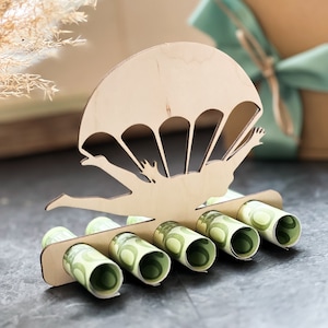 Gift idea | Parachute cash gift | Wooden cash gift | Skydiving voucher | Tandem jump | Skydiving gifts