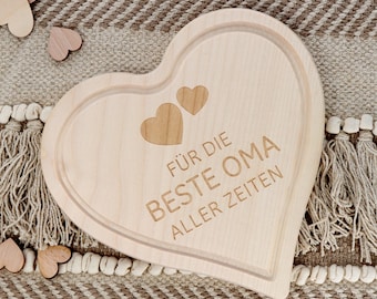 Frühstücksbrettchen aus Holz · Brotzeitbrett mit Gravur · Geschenk für Familie · Herzbrettchen · "Für die beste Oma aller Zeiten"