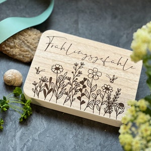 Ready for a saying | Saying board "Spring Feelings" | Decorative board with saying | Decorative stand with lettering | Spring decoration | Flower meadow