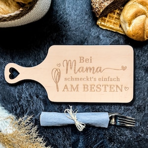 Spruchreif | Breakfast board with engraving &quot;It tastes best at mom&#39;s&quot; | Alder board with handle | Snack board | Kitchen board | Gift for mom