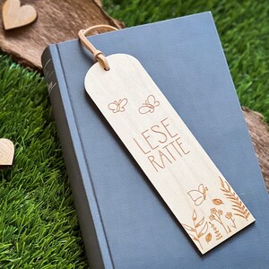 Klaar om te zeggen | Houten bladwijzer met leren band “Bookworm” | Houten bladwijzer | Cadeaus voor boekenliefhebbers | Cadeau boekenwurm |