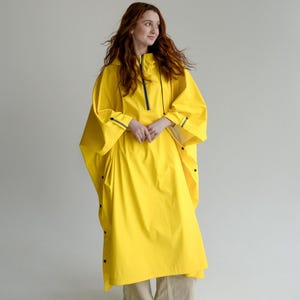 Gelber Frühling Poncho Regenmantel Unisex für Sie und Ihn Universalgröße Wasserdichter leichter Mantel