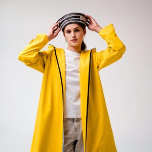 Herbst Gelb Designer Regenmantel für Frauen | Lässige Wasserdichte Jacke mit Holographischem Reißverschluss | Frühling bis Herbst Oberbekleidung | Handgemachte Regenbekleidung