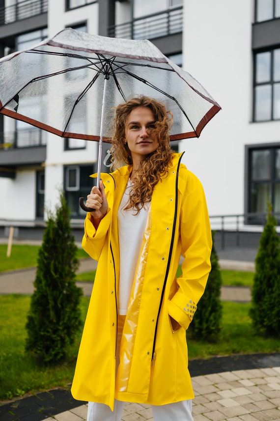 Chubasquero de viaje amarillo deportivo de estilo informal para mujer  impermeable con capucha resistente al agua, chaqueta cortavientos de otoño,  abrigo impermeable de moda -  México