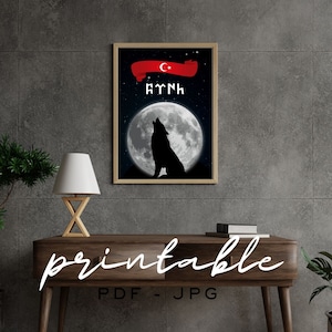 Peut inclure: Affiche imprimable représentant un loup hurlant à la lune avec un drapeau turc rouge et le mot "AYYILDIZ" en blanc. Le fond est un ciel nocturne bleu foncé avec des étoiles.