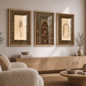 Pode incluir: Três obras de arte emolduradas com caligrafia islâmica e desenhos florais. As molduras são de cor castanho claro. A obra de arte utiliza castanho, verde e rosa. As peças são exibidas acima de um móvel de madeira numa sala de estar.