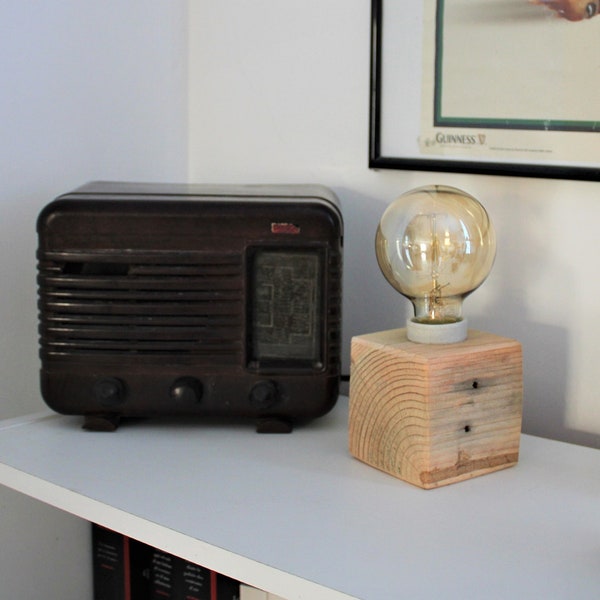 Lampe Cube artisanale en bois de palette et céramique style industriel