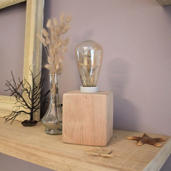 Lampe Cube artisanale en chêne bois de récupération et céramique style industriel