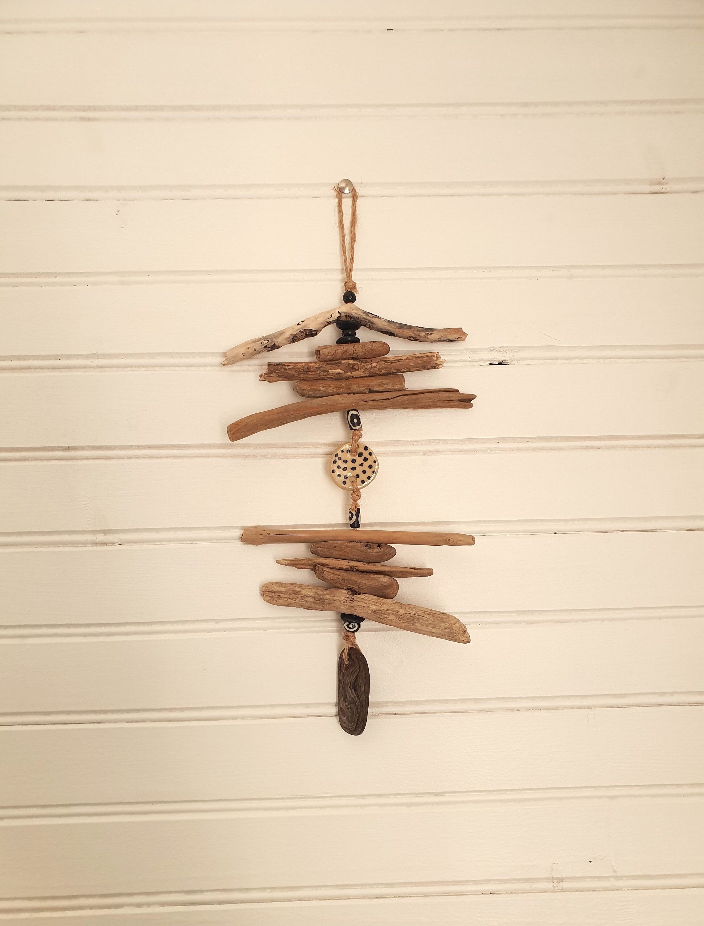 Décoration Murale Suspension en Bois Flotté, Perle et Céramique Style Ethnique