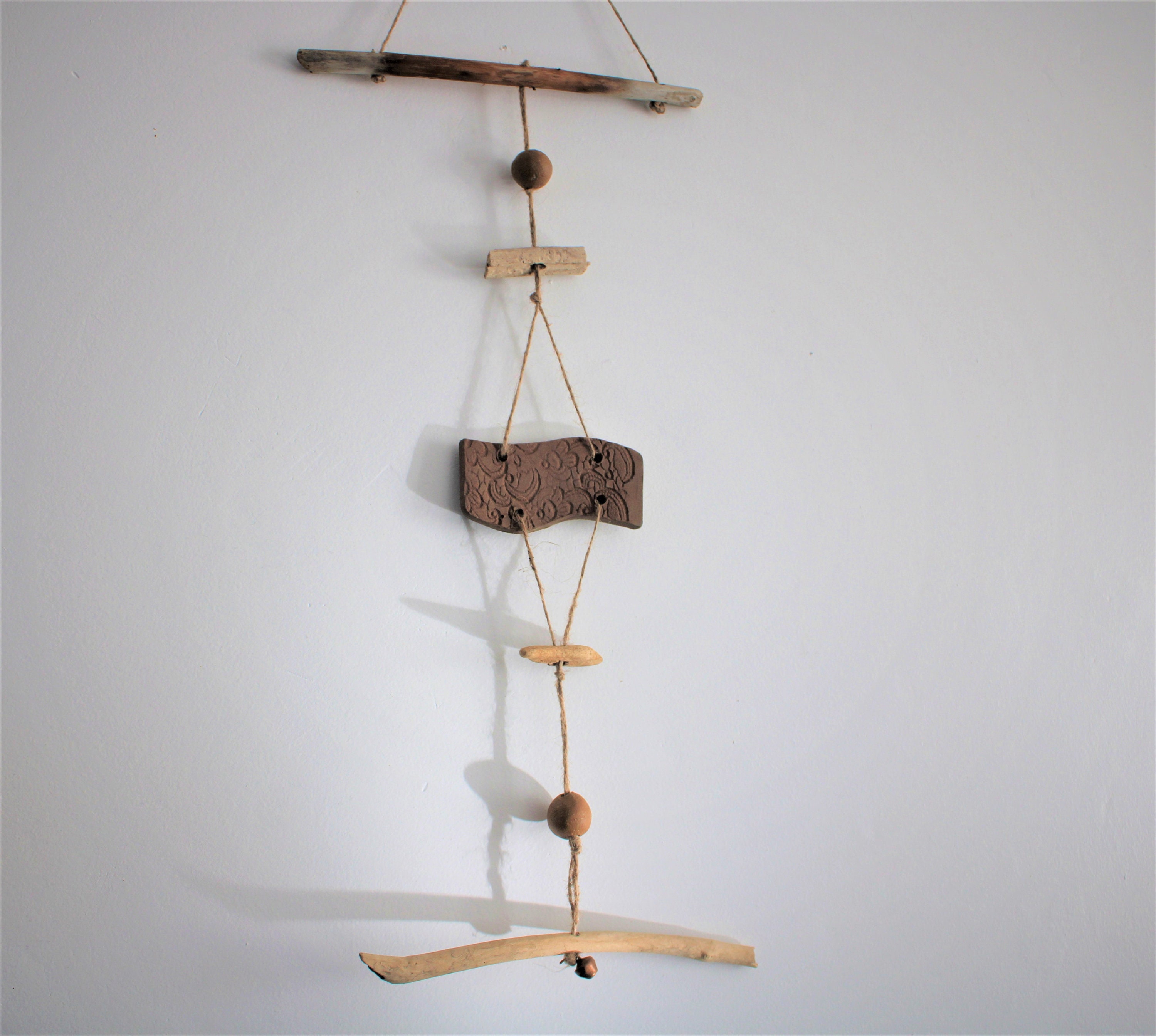 Décoration Murale Suspension en Bois Flotté et Terre Cuite Effet Dentelle Grelot Carillon