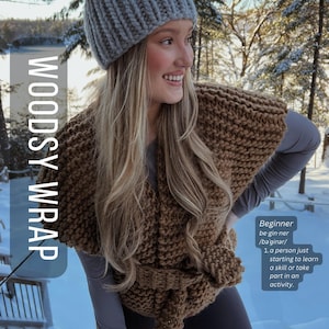 Può includere: Un avvolgente in maglia marrone con un motivo a treccia. L'avvolgente è indossato da una persona con un cappello di maglia grigio. Il testo "WOODSY WRAP" è scritto verticalmente sul lato sinistro dell'immagine. Il testo "Beginner be-gin-ner /ba'ginar/ 1. a person just starting to learn a skill or take part in an activity." è scritto in un riquadro bianco sul lato destro dell'immagine. Il testo "DOWNLOADABLE KNITTING PATTERN @LAKEITEASY.KNITS WOODSY WRAP KNITTED WITH 'CRAZY SEXY WOOL' IN WILD MUSHROOM @WOOLANDTHEGANG" è scritto nella parte inferiore dell'immagine.