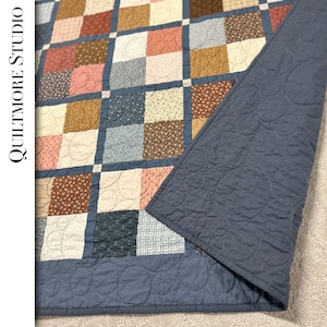 Handgemachter Quilt-Topper aus Baumwolle für Doppelbett oder große Schoßquiltcouchdecke Land- oder Bauernhausdekor traditioneller 4-Patch-Quiltblock