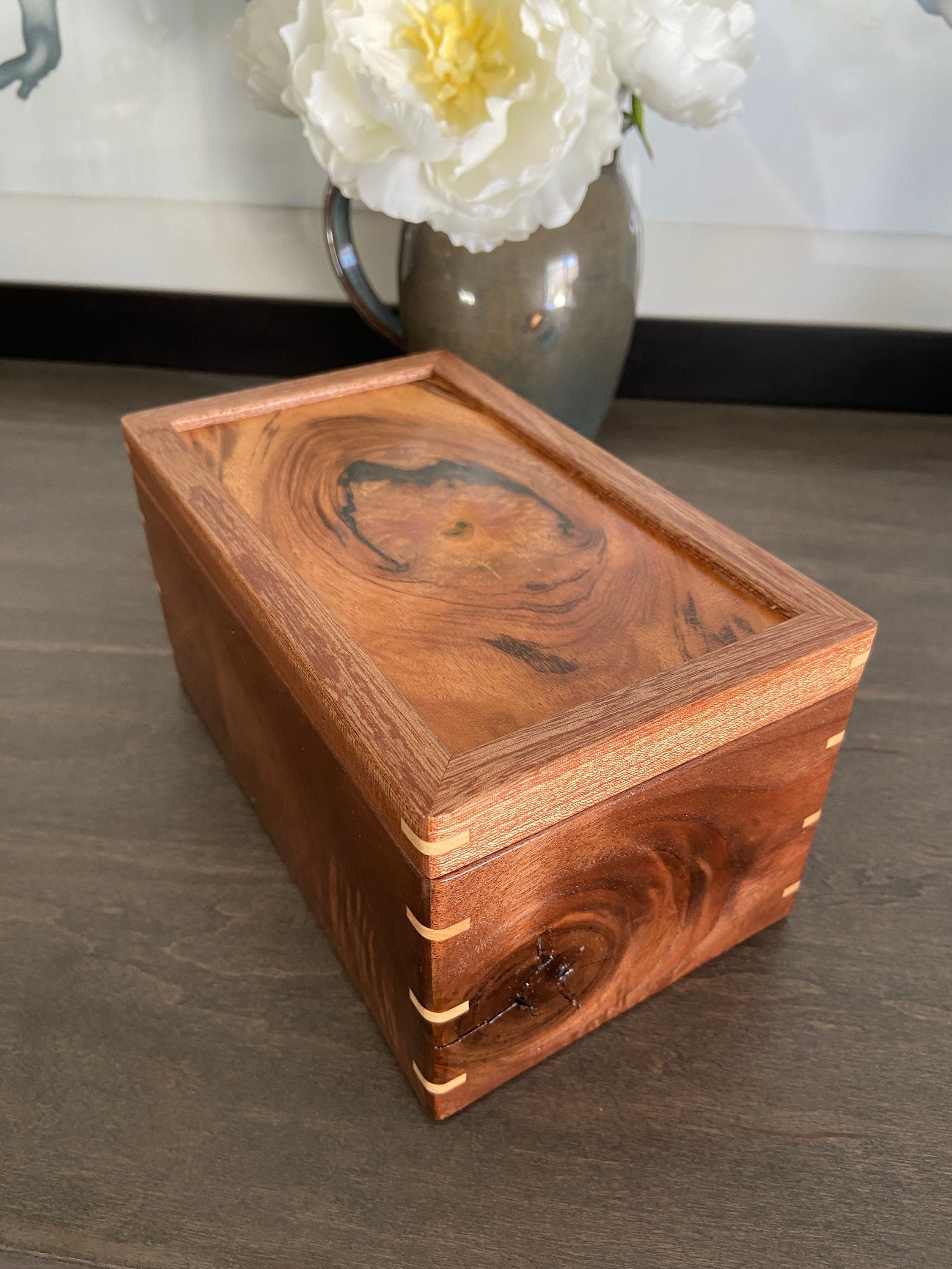 Beautiful and unique, solid wood, hand made home accent box. Etsy.de