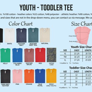 K&ouml;nnte beinhalten: Farbkarte und Gr&ouml;&szlig;entabelle f&uuml;r Jugend- und Kleinkind-T-Shirts. Die Tabelle zeigt verschiedene Farben von T-Shirts, darunter Schwarz, Wei&szlig;, Heather Navy, Heather Deep Teal, Natur, Heather Maroon, Kelly, Columbia Blue, Heather Mauve, Rot, Vintage Camo, Athletic Heather, Dark Grey Heather, Pink, Orange, True Royal und Gold. Die Gr&ouml;&szlig;entabelle zeigt Brust- und L&auml;ngenma&szlig;e in Zoll f&uuml;r Jugendgr&ouml;&szlig;en YS, YM und YL sowie Kleinkindgr&ouml;&szlig;en 2T, 3T, 4T und 5T.