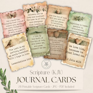 以下が含まれることがあります： インスピレーションを与える聖書の引用句が書かれた、ヴィンテージスタイルのジャーナルカードのコレクション。カードは、古紙の質感、花のアクセント、さまざまな聖書の詩が特徴の素朴なデザインです。ジャーナリングやスクラップブッキングに最適です。
