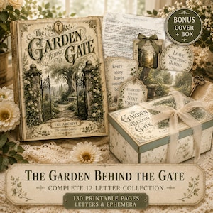 Könnte beinhalten: Eine Sammlung mit dem Titel The Garden Behind The Gate, bestehend aus einem Buch, einer dekorativen Schachtel mit Schleife und verschiedenen Drucksachen. Das Buchcover zeigt eine Illustration eines verzierten Tors. Text umfasst The Garden Behind The Gate.