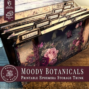 Op de afbeelding: Een bedrukbare ephemera-opbergkoffer met een bloemenontwerp. De koffer heeft gelabelde verdelers voor kaarten, labels, zakken, ansichtkaarten en tags. Het ontwerp bevat rozen in roze en paarse tinten, met de woorden "Moody Botanicals" en "Printable Ephemera Storage Trunk".