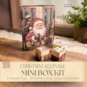 Può includere: Un kit di mini scatole ricordo natalizie. La scatola principale presenta un'immagine di Babbo Natale, con tre scatole più piccole davanti. Le scatole hanno un motivo a quadri. Il testo recita "Christmas Keepsake Mini Box Kit". Include 16 pagine stampabili.