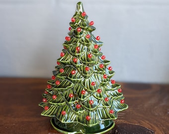 エレガントな陶器のクリスマスツリー像 – 時代を超えたホリデーの宝物