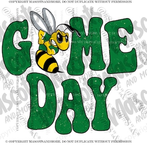 Può includere: Grafica verde e nera con il testo "Game Day" e un'ape di cartone animato con un corpo a strisce verde e giallo.