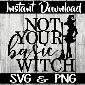 Puede incluir: Diseño gráfico en blanco y negro con una silueta de bruja sosteniendo una escoba y el texto "Not Your Basic Witch" con las palabras "SVG & PNG" debajo.