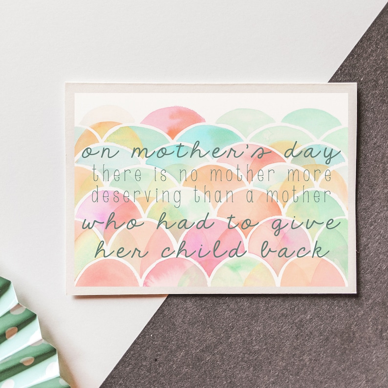 Op de afbeelding: Een kaart met een aquarel achtergrond van pastelkleurige cirkels. De tekst op de kaart luidt "on mother's day there is no mother more deserving than a mother who had to give her child back."