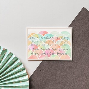 Op de afbeelding: Een kaart met een aquarel achtergrond van pastelkleurige cirkels en de tekst "on mother's day there is no mother more deserving than a mother who had to give her child back"