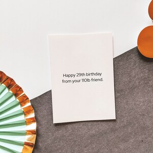 Feliz cumpleaños número 29 de tu amiga de 110 libras - Tarjeta de cumpleaños divertida - Cumpleaños de amigos - Cumpleaños femenino - Para ella