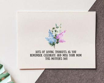Könnte beinhalten: Eine weiße Karte mit einem gedruckten Strauß aus lila und blauen Blumen. Die Karte trägt den Text "Lots of loving thoughts as you remember, celebrate and miss your mom this Mother's Day."