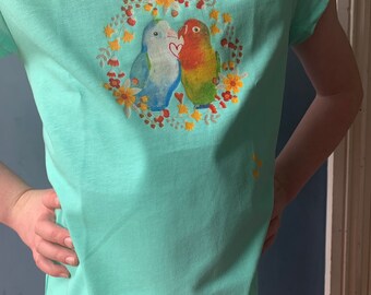 Klein meisje t-shirt. Hou van hart en vogels. Brits natuurthema. Groen met bloemenslinger Korte mouwen 100% katoen.