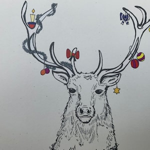 Weihnachtstierkarten,Hirsch Weihnachtskarten.Hirsch Illustration mit Mistelzweig und Kugeln.