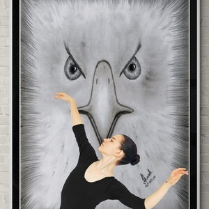 K&ouml;nnte beinhalten: Eine Schwarzwei&szlig;zeichnung einer Ballerina vor einem gro&szlig;en Adlerkopf. Die Ballerina tr&auml;gt einen schwarzen Trikot und wei&szlig;e Strumpfhosen. Der Adlerkopf ist realistisch gezeichnet mit scharfen Augen und einem kr&auml;ftigen Schnabel. Die Zeichnung ist signiert mit "Shana" und datiert mit "01.03.20".