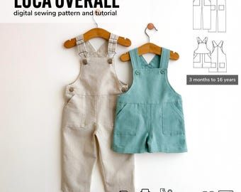 Könnte beinhalten: Zwei Kinderoveralls, einer beige und einer türkis, hängen an Holzbügeln. Die Overalls haben Vordertaschen und Knopfverschlüsse. Der Text "LUCA OVERALL digital sewing pattern and tutorial" steht oben. Das Schnittmuster ist für Kinder im Alter von 3 Monaten bis 16 Jahren.