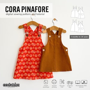 Puede incluir: Dos vestidos peto cuelgan de perchas de madera. Uno es rojo con un estampado floral, el otro es marrón. El texto "CORA PINAFORE digital sewing pattern and tutorial" está en la parte superior. El rango de tallas es de 3 meses a 16 años.