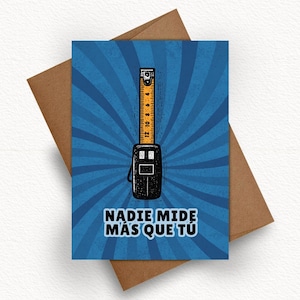 Puede incluir: Una tarjeta de felicitación rectangular con fondo azul y un patrón de rayos de sol en azul oscuro. En el centro, una cinta métrica negra con una cinta naranja extendida que muestra números. El texto dice: NADIE MIDE MÁS QUE TÚ.