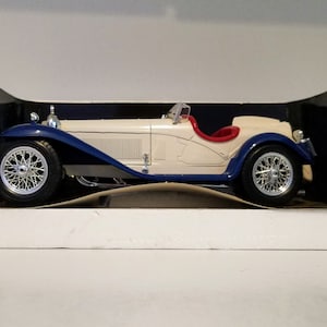 Burago 1932 Alfa Romeo 2300 Spider with a Scale of 1/18