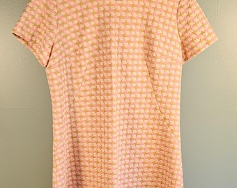 Sukienka-tubka w stylu vintage z lat 60. w modnym różowym stylu