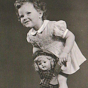 Petite fille avec poupée Miss Charming par Ee Gee Shirley Temple Carte postale photo Italie des années 50 - Carte postale photo neuve jamais utilisée