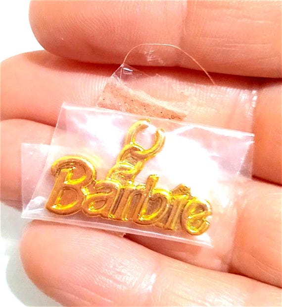 B865 - BARBIE EARRING MAGIC 90s ciondolo originale per cintura scritta in plastica dorata ancora sigillato