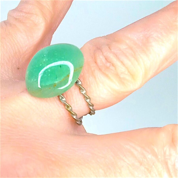 beautiful 70s costume jewelry ring in gold metal with adjustable green glass stone