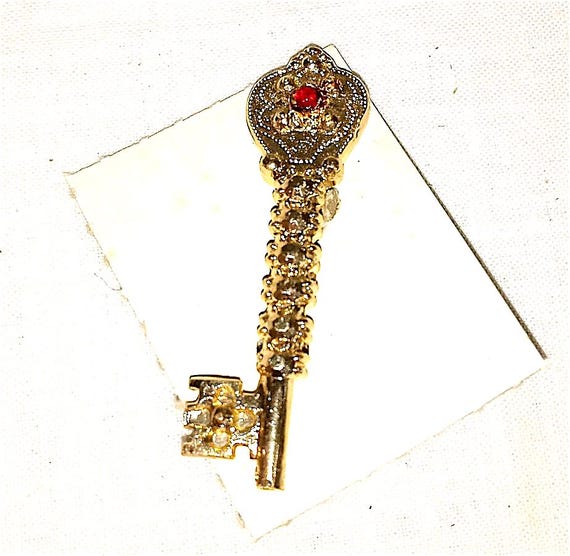 KEY - KEY 70s Taiwan gold metal brooch never used vintage pin