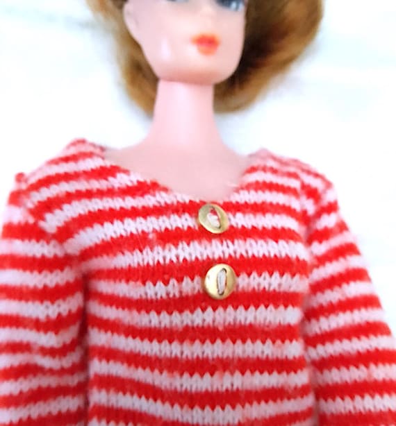 B022 - BARBIE 70s abito corto rosso e bianco a righe lana con bottoni dorati tricot frange