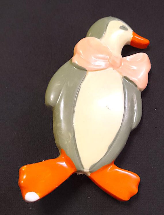 PINGUINO - penguin 80s italy fashion large plastic pin - grossa spilla in plastica Paninaro preppy